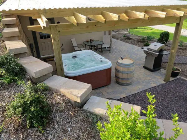 A hot tub in the middle of an outdoor patio.